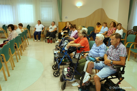  Varovanci Doma starejših občanov Kamnik so se razveselili medicinskega sobnega kolesa (1)
